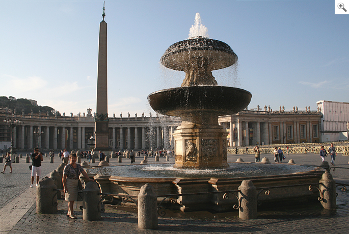 Carlo Maderno, Brunnen auf dem Petersdomplatz in Rom